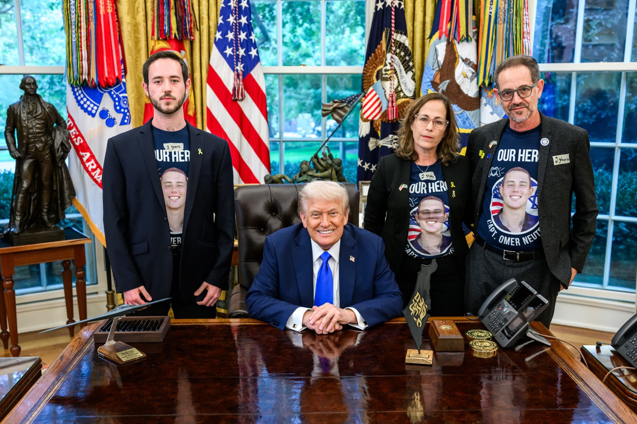 Featured image for: Trump poses for photograph with family of Israeli prisoner held by Hamas Trump poses for photograph with family of Israeli prisoner held by Hamas
