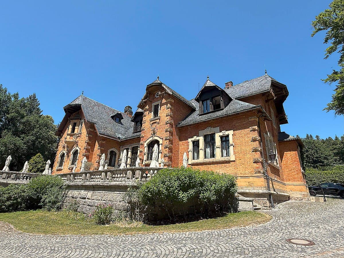 Featured image for: German ANTIFA burns down historic Thurn-und-Taxis hunting lodge in Bavaria German ANTIFA burns down historic Thurn-und-Taxis hunting lodge in Bavaria