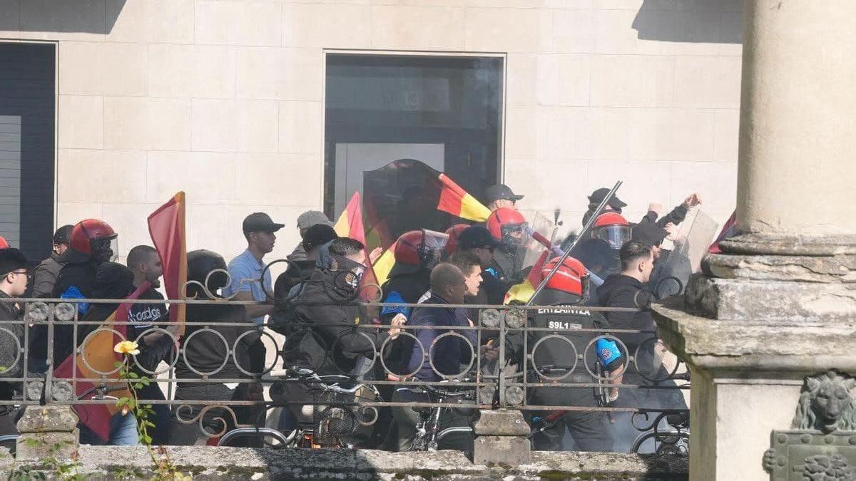 Featured image for: Spanish Falangists clash with Antifascists in Vitoria-Gasteiz Spanish Falangists clash with Antifascists in Vitoria-Gasteiz