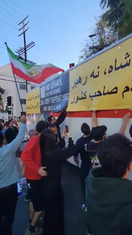 People's Mojahedin Organization of Iran uses slogan 'No Shah, No Regime, No Mullah'
