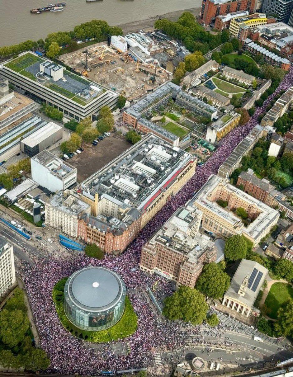 Featured image for: Massive Crowds Rally in London for Tommy Robinson's Event Massive Crowds Rally in London for Tommy Robinson's Event