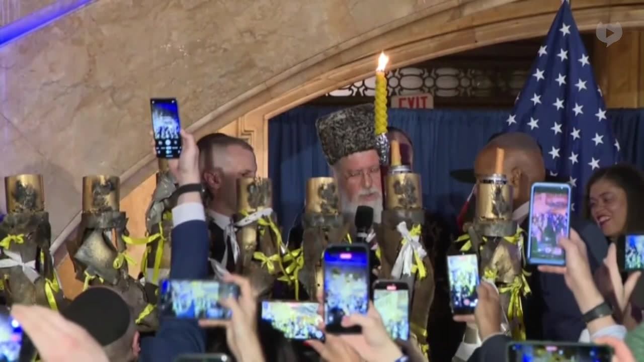 [Video] New York City mayor Eric Adams lights giant menorah with Rabbi