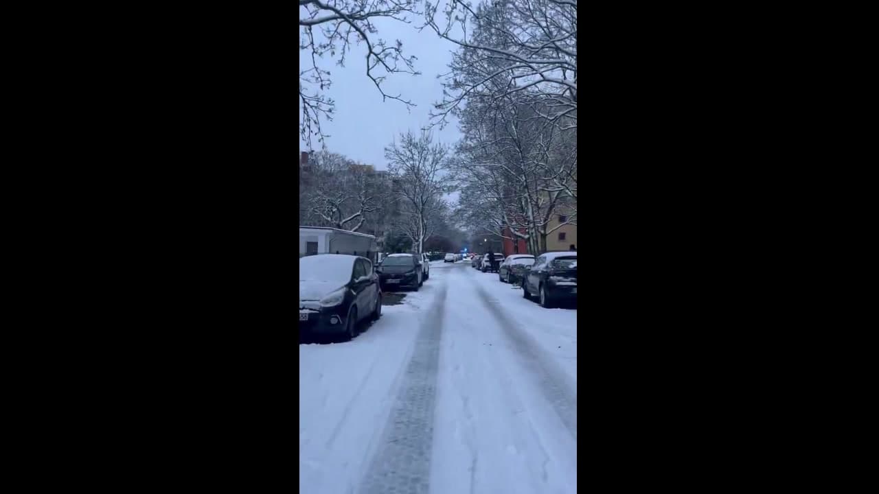 [Video] Berlin police inform residents of partial power outage