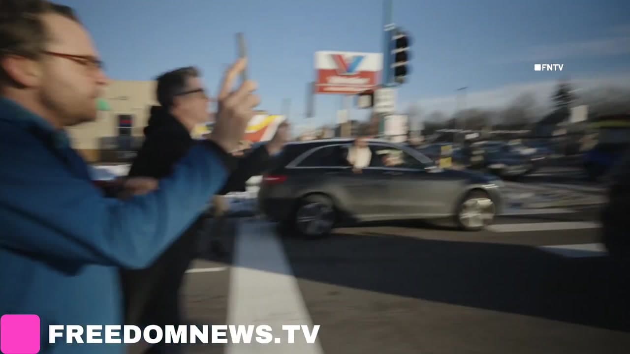 [Video] Minneapolis locals shout and blow whistles at ICE agents blocking cars