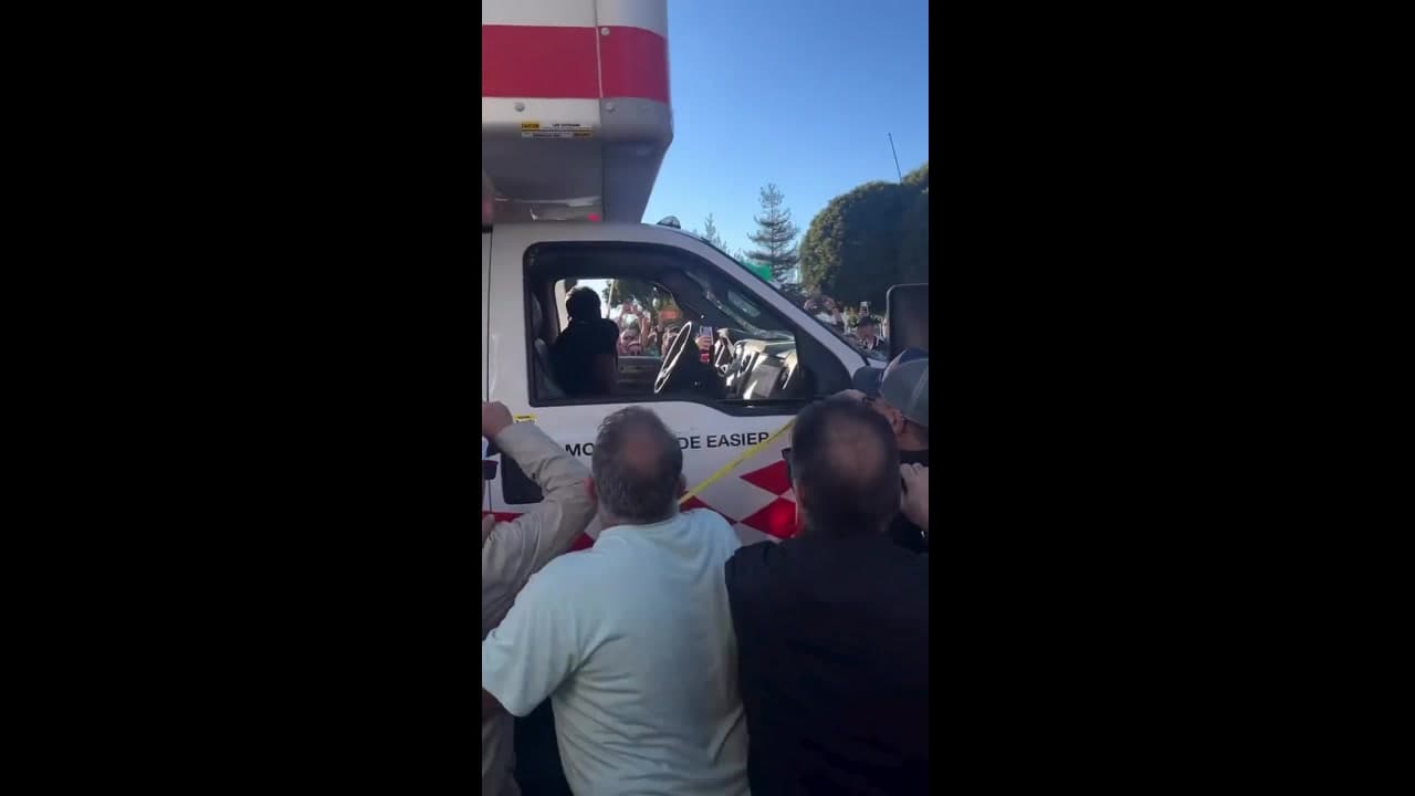 [Video] Police detain U-Haul driver after truck drives through pro-monarchist march