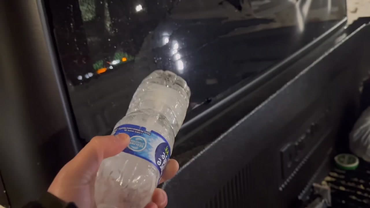 [Video] Militant protestors use pre-frozen water bottles to smash truck windows