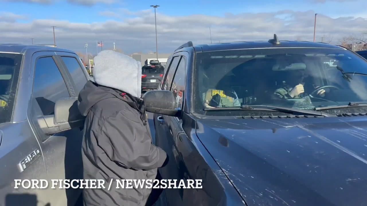 [Video] Protesters surround federal agents at Target in Minneapolis