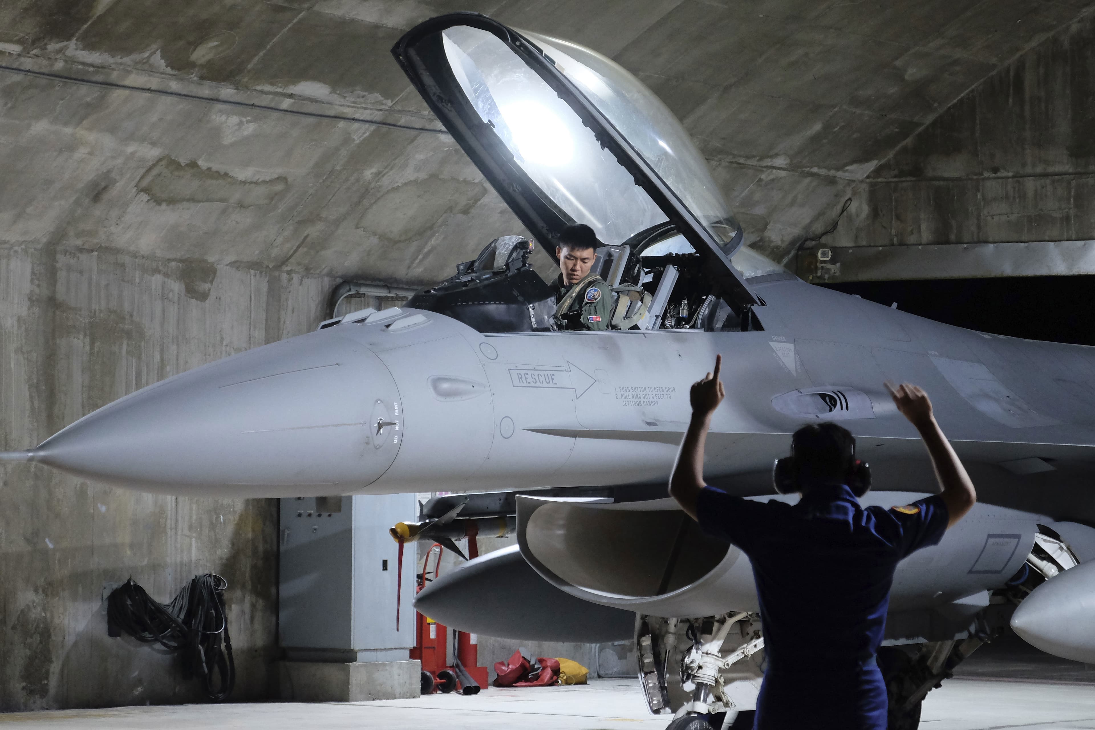 Featured image for: Trump halts over $400 million in military aid to Taiwan Trump halts over $400 million in military aid to Taiwan