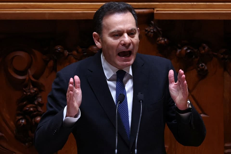 Featured image for: Portuguese Parliament bans burqas in public spaces Portuguese Parliament bans burqas in public spaces