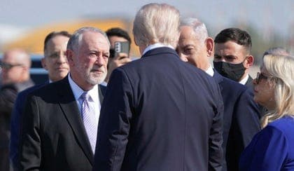 Featured image for: Trump's ambassador Mike Huckabee met with pardoned spy Jonathan Pollard Trump's ambassador Mike Huckabee met with pardoned spy Jonathan Pollard