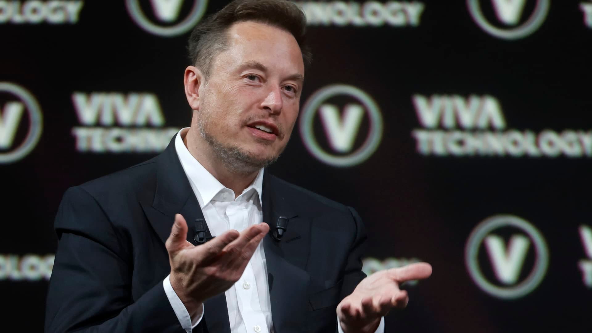 Featured image for: Musk Secures $16.5 Billion Deal with Samsung for Texas-Made Tesla AI Chips Musk Secures $16.5 Billion Deal with Samsung for Texas-Made Tesla AI Chips