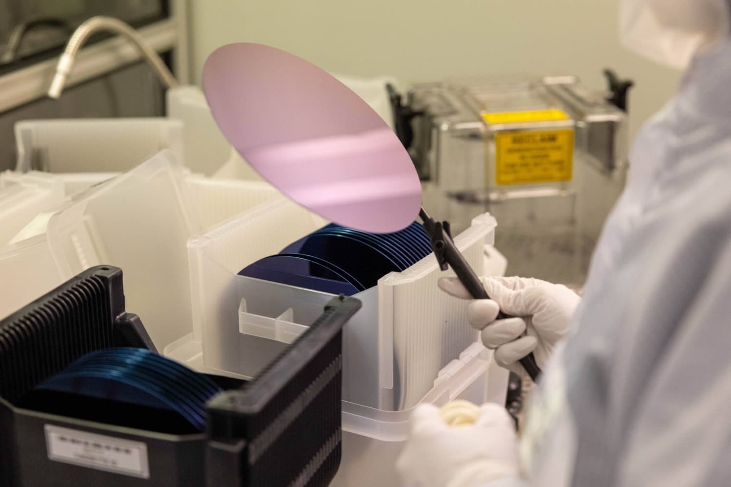 Featured image for: EU considers pre-conditions for Chinese investments, including tech transfers EU considers pre-conditions for Chinese investments, including tech transfers