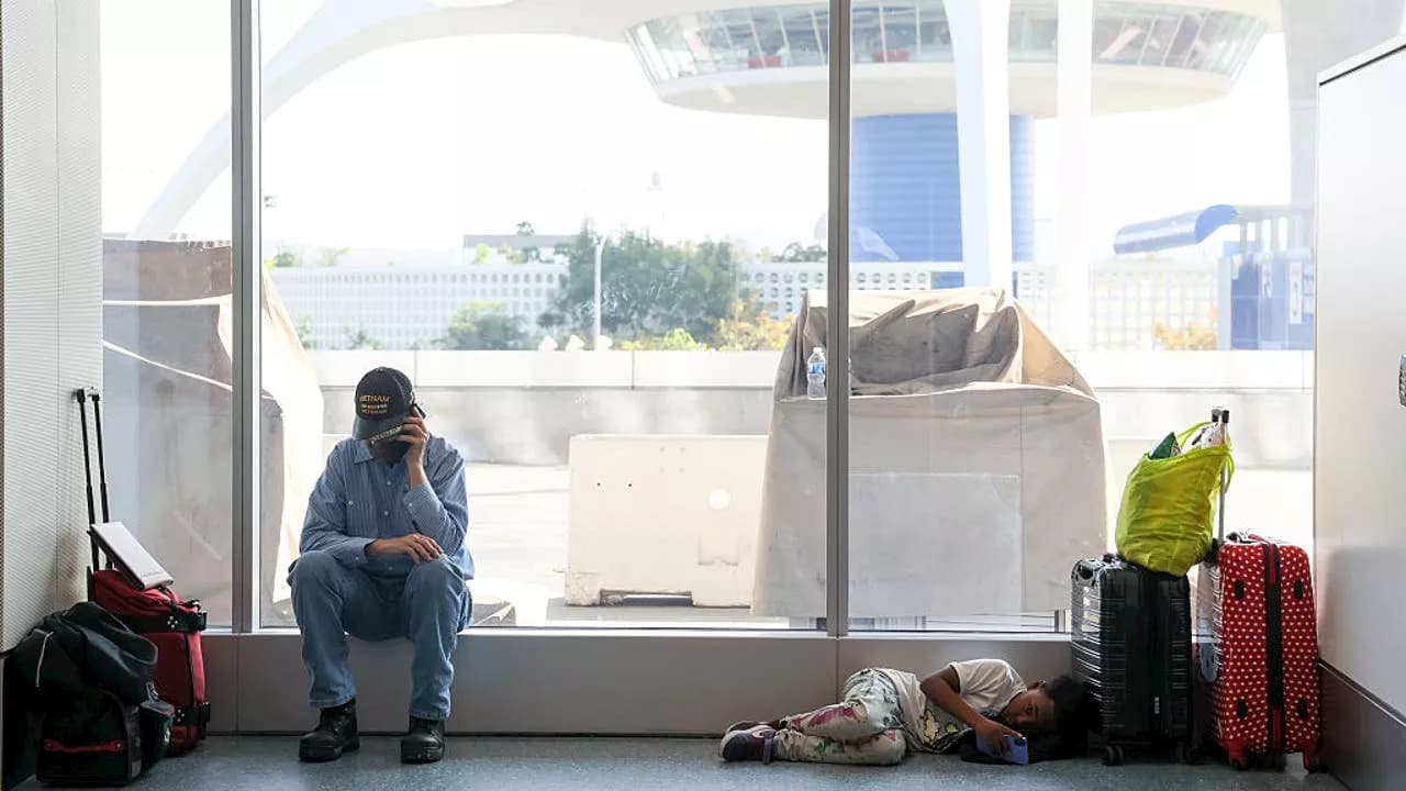 Featured image for: U.S. to reduce air traffic by 10% in 40 markets due to staffing shortages U.S. to reduce air traffic by 10% in 40 markets due to staffing shortages