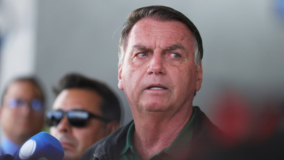 Featured image for: Jair Bolsonaro diagnosed with skin cancer after removal of eight lesions Jair Bolsonaro diagnosed with skin cancer after removal of eight lesions