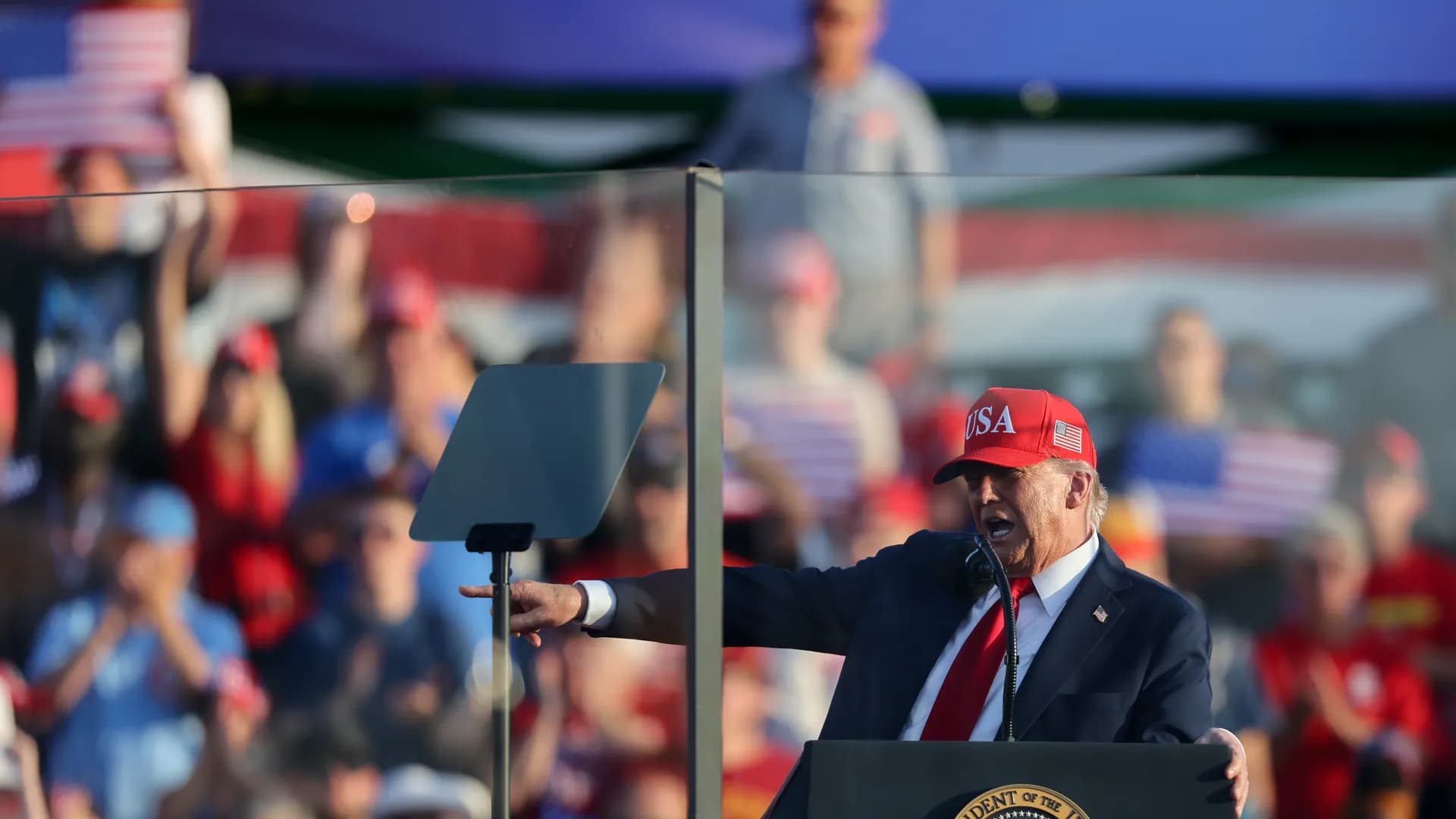 Featured image for: Trump Turns White House into UFC Arena for Independence Day Spectacle Trump Turns White House into UFC Arena for Independence Day Spectacle