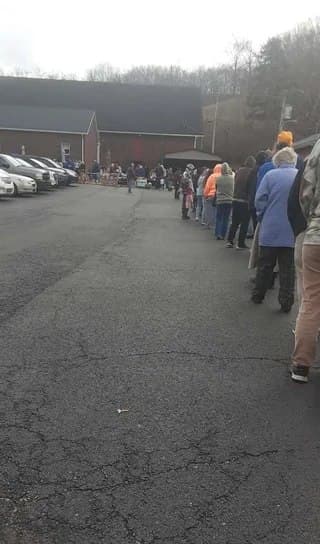 Featured image for: 10% of small town Kentucky population waits in long food bank line 10% of small town Kentucky population waits in long food bank line