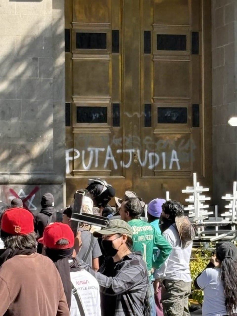 Featured image for: Protesters spray-paint 'Jewish whore' on National Palace gates in Mexico Protesters spray-paint 'Jewish whore' on National Palace gates in Mexico