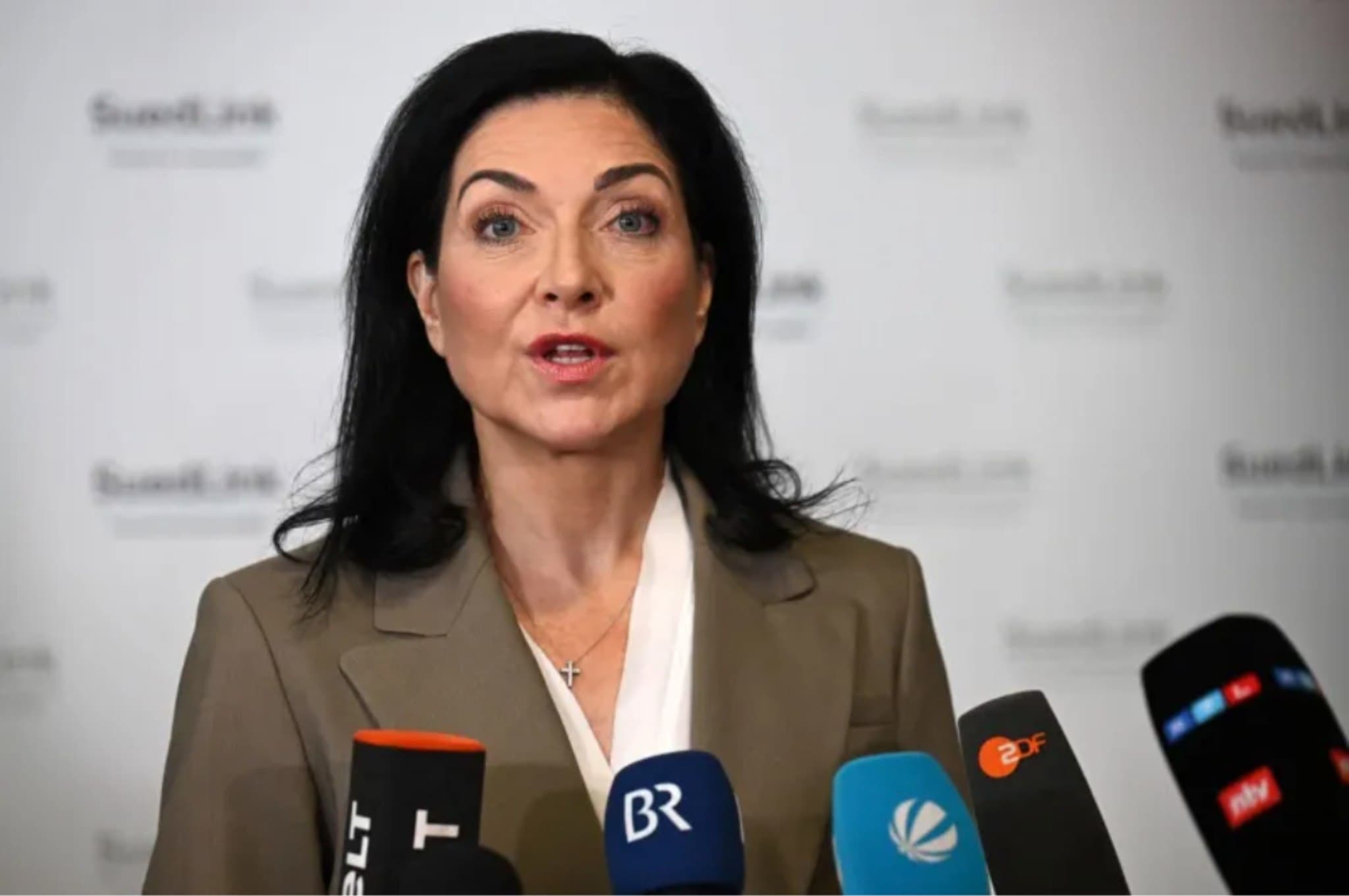 Featured image for: German Economy Minister Advocates Bürgergeld Reform to Boost Work Incentives Amid Rising Costs German Economy Minister Advocates Bürgergeld Reform to Boost Work Incentives Amid Rising Costs