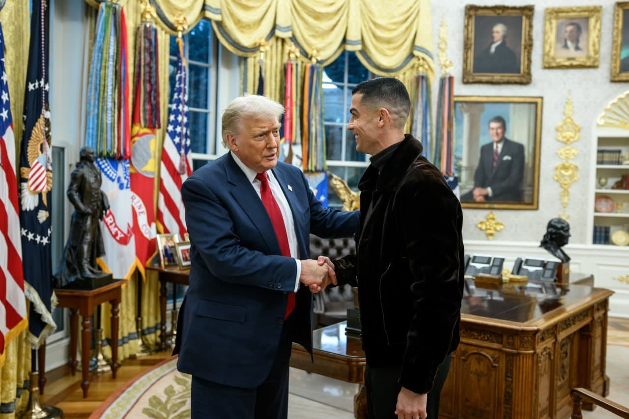 Featured image for: Cristiano Ronaldo meets U.S. President Donald Trump in Oval Office Cristiano Ronaldo meets U.S. President Donald Trump in Oval Office