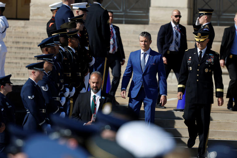 Image for Pentagon requires journalists to sign 10-page agreement for info release