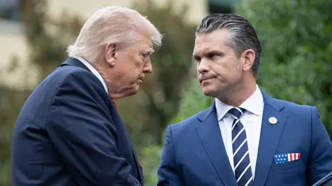 Image for Trump criticizes Obama while addressing U.S. generals and admirals