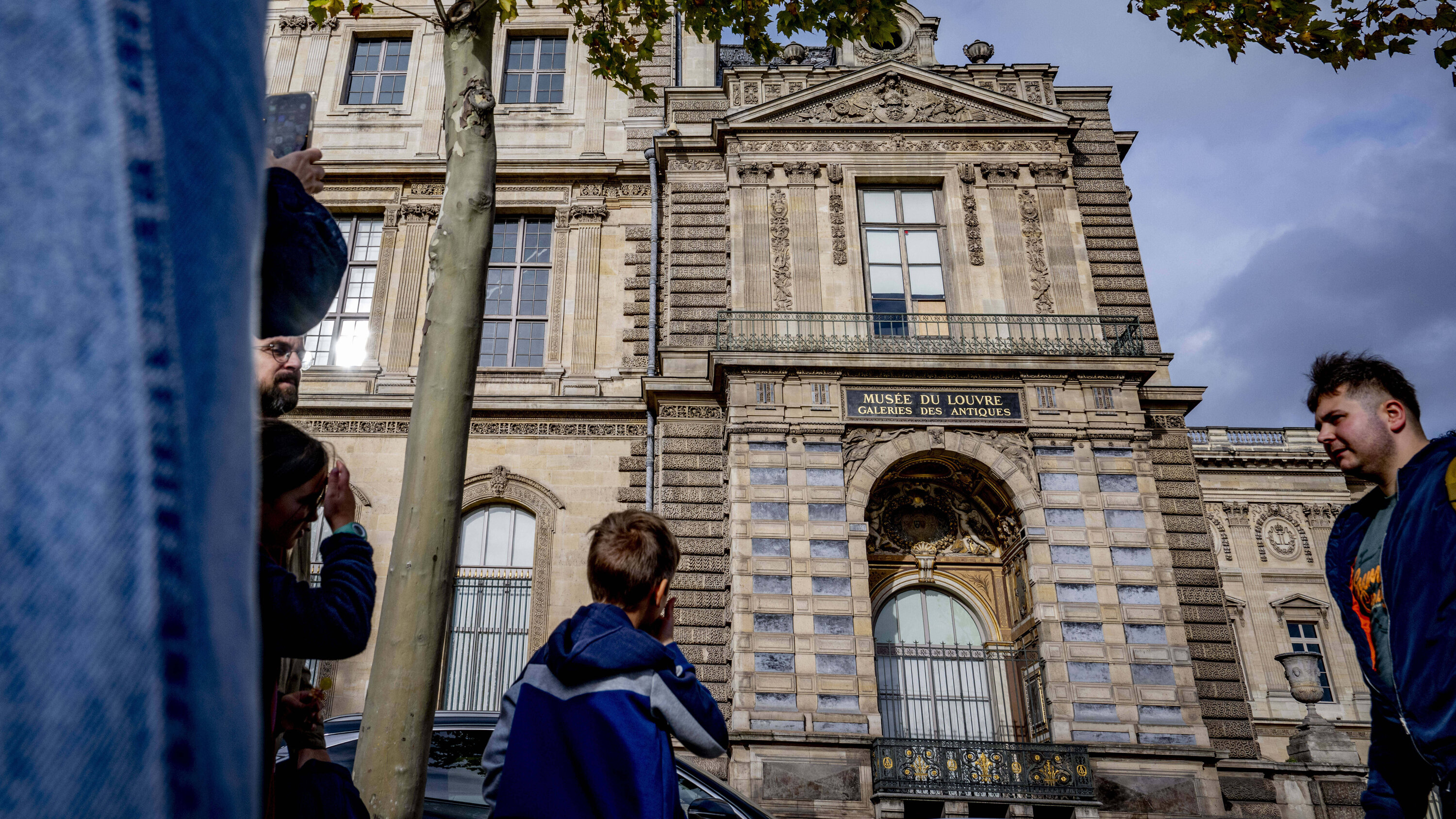 Image for Louvre detectives say heist was inside job with security contact