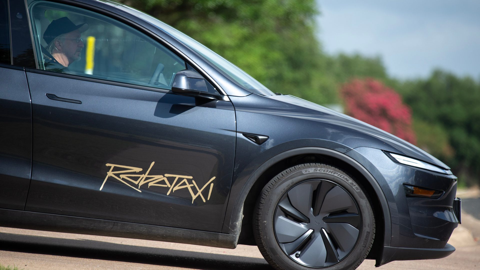 Image for Musk Secures $16.5 Billion Deal with Samsung for Texas-Made Tesla AI Chips