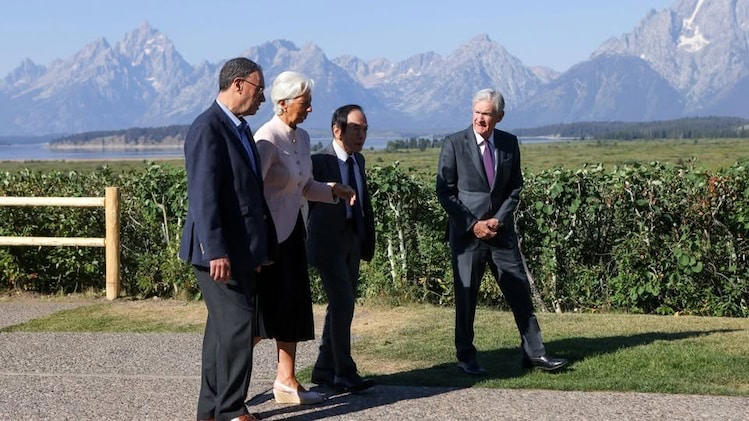 Image for Central Bankers Urge Foreign Worker Influx to Combat Labour Shortages