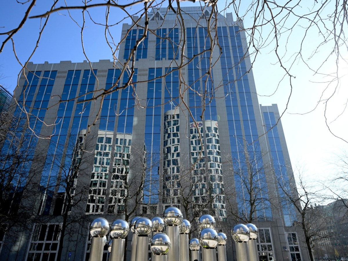 Image for European leaders hesitant to seize Russia