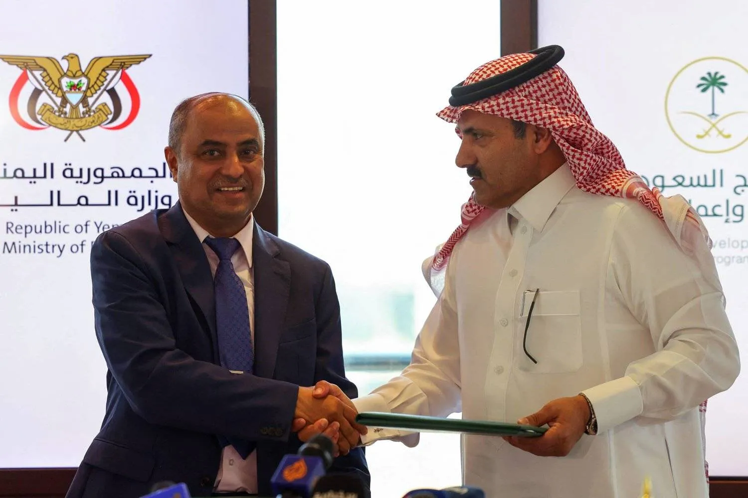 Image for Saudi and Yemeni officials withdraw from Aden headquarters