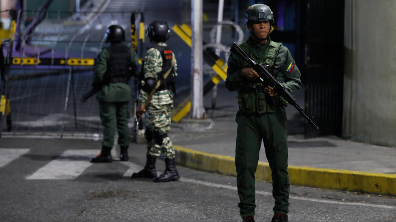 Image for Unidentified drones fly over Miraflores palace; security forces open fire