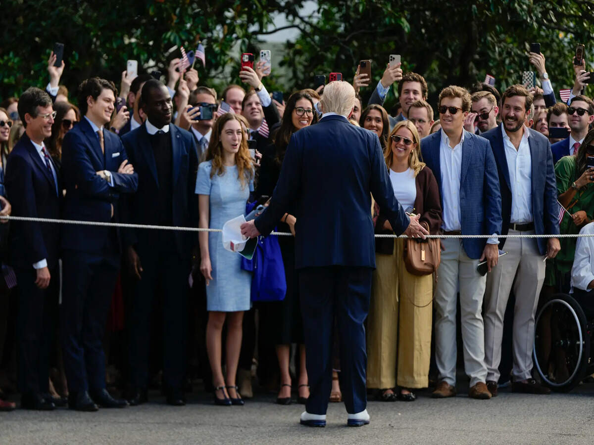 Image for Nearly 100,000 federal workers resign, largest mass resignation in history