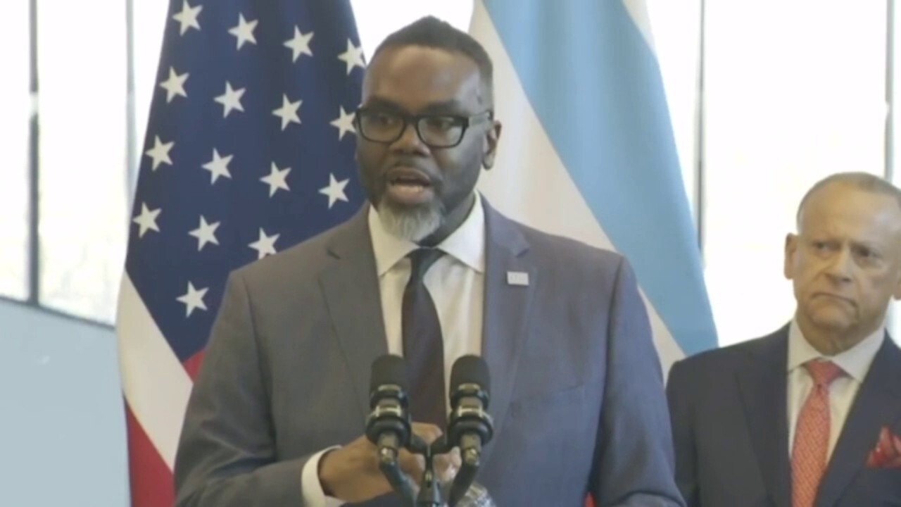 Image for Chicago Mayor Brandon Johnson claims political right seeks