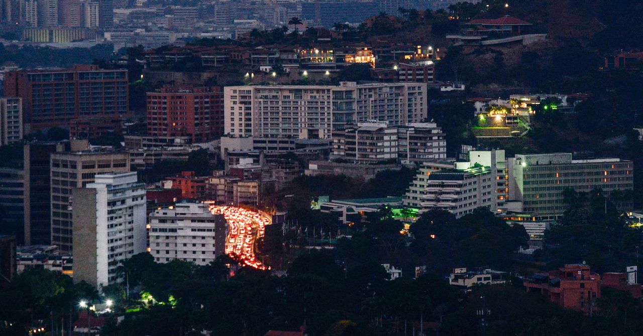 Image for Caracas experiences total power blackout after multiple explosions