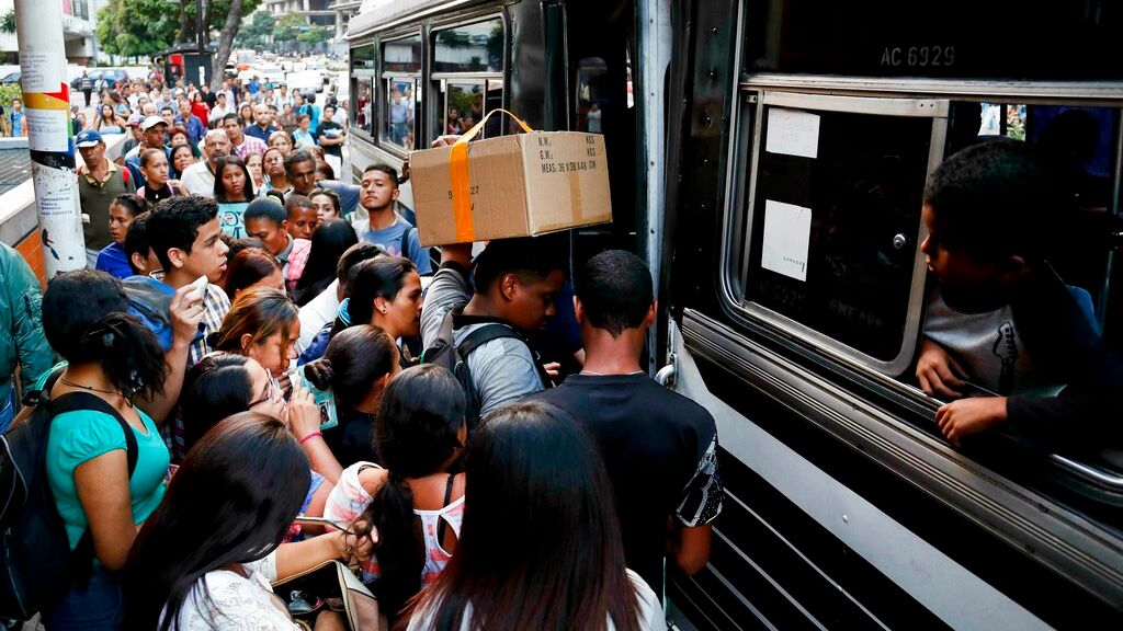 Image for Power outage reported in southern Caracas near military base