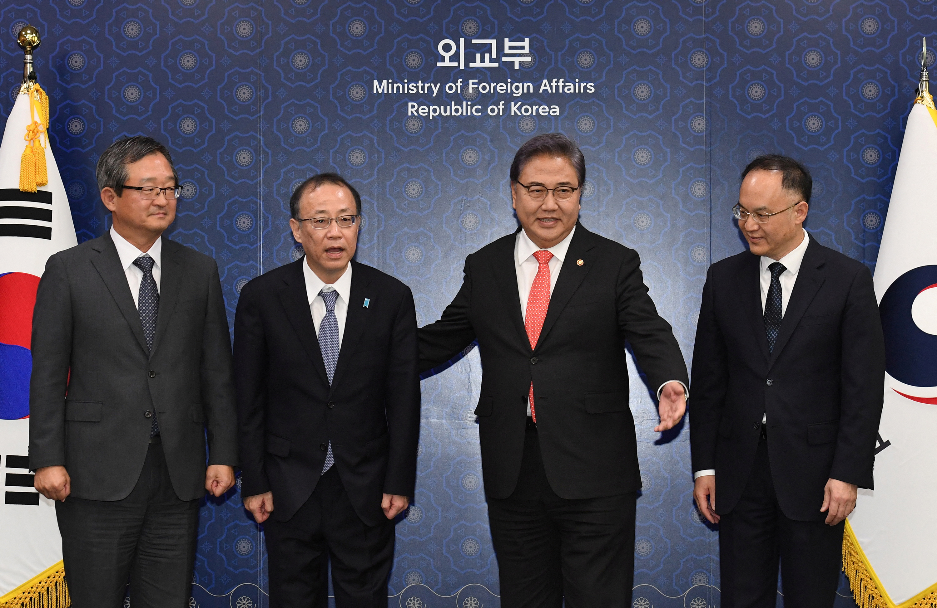 South Korea, Japan, China agree to hold summit at