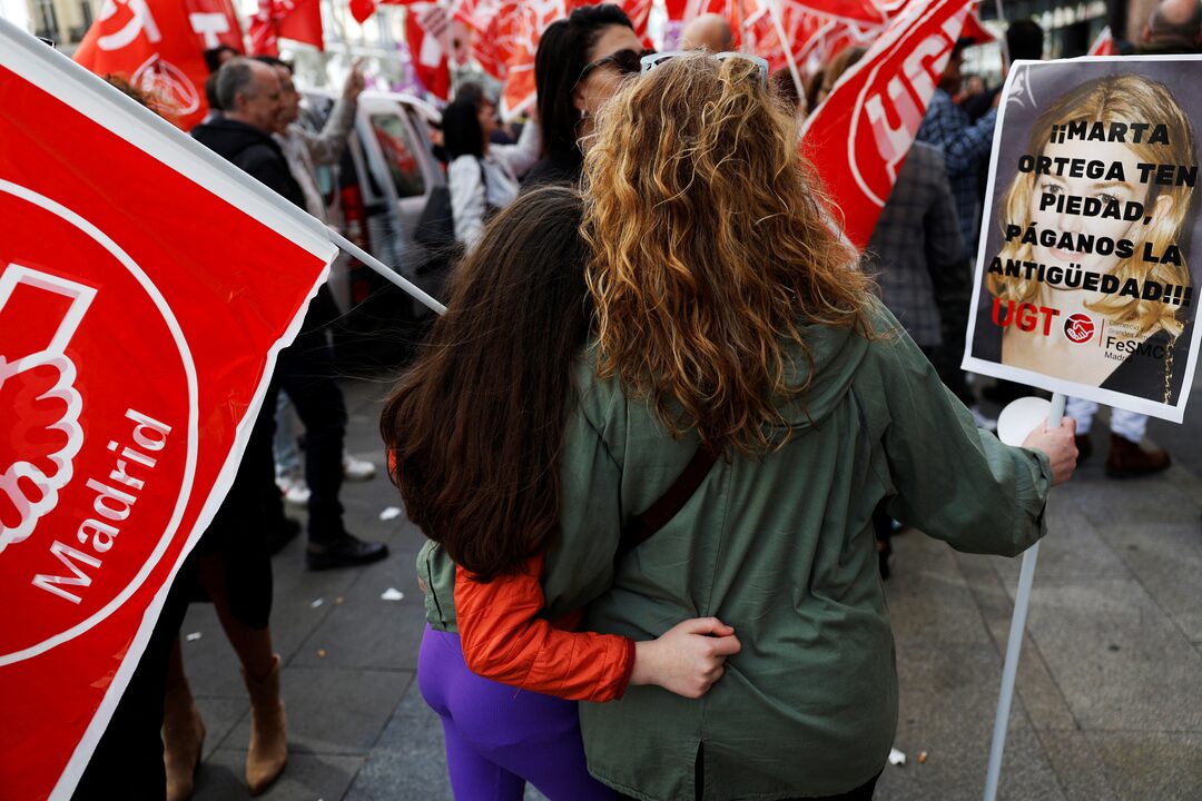 Zara shop workers protest outside Spanish stores after record ...