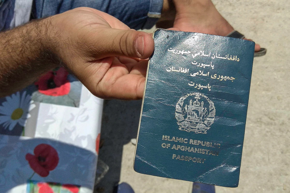 Crowd gathers outside Kabul office as Taliban resumes issuing ...