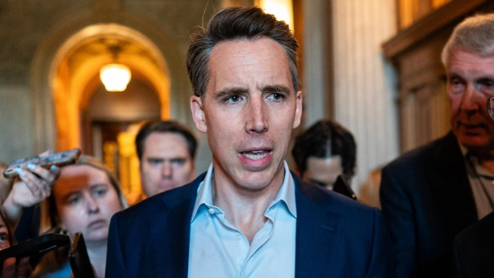 Hawley to introduce bill to raise minimum wage to $15 per hour, CBS News confirms