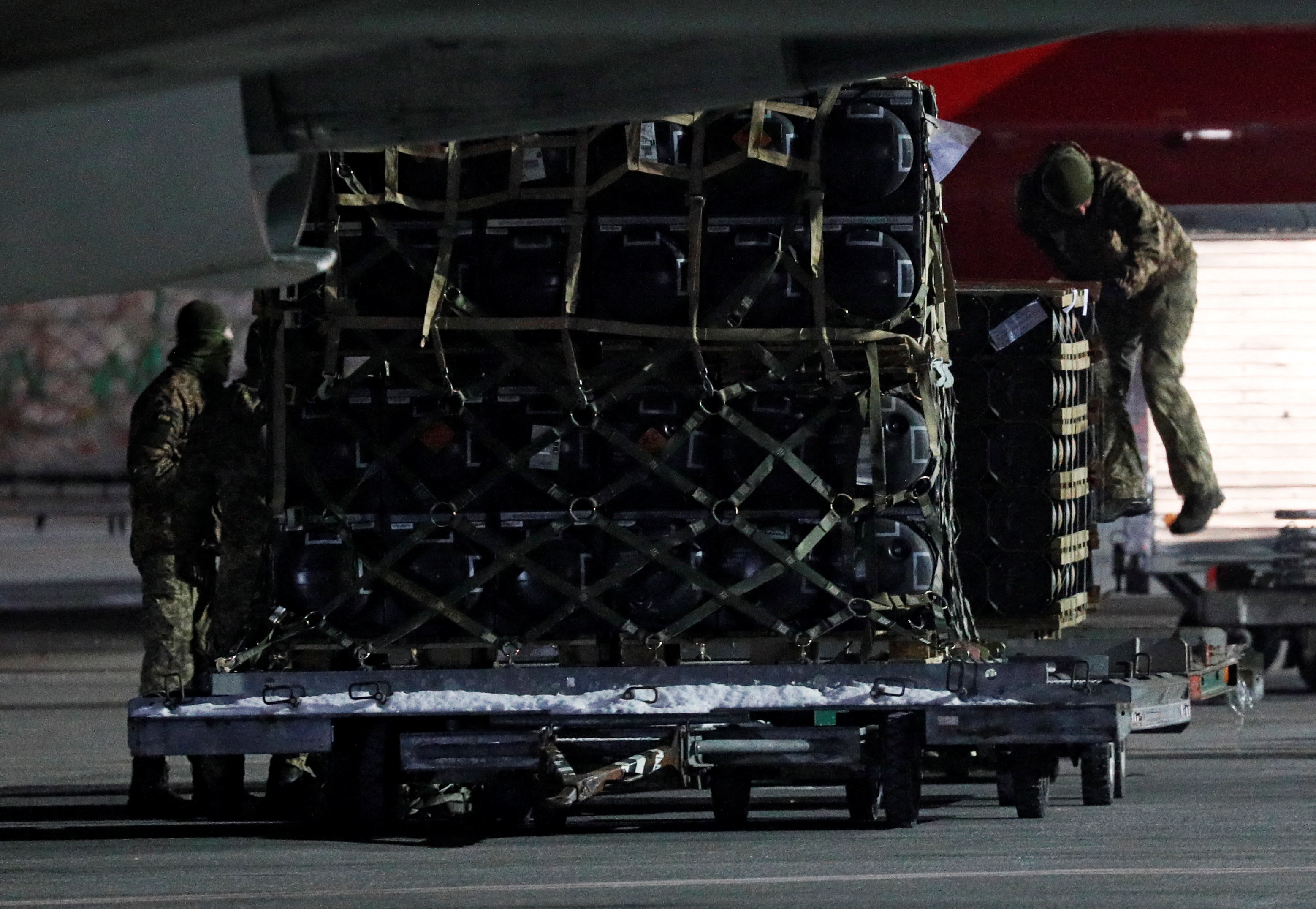 U.S. plane brings Javelin missiles and launchers to Ukraine | Reuters