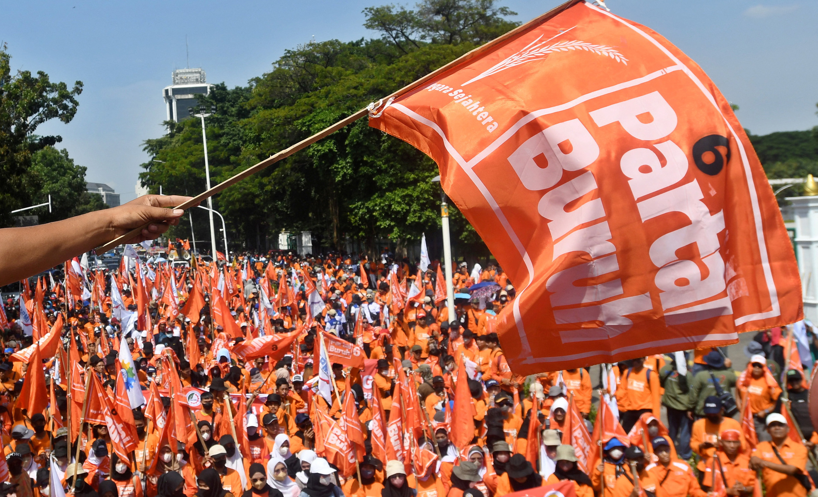 Thousands of Indonesian workers protest against president