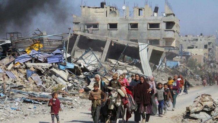 Israeli strikes kill dozens of people in Gaza - Vatican News