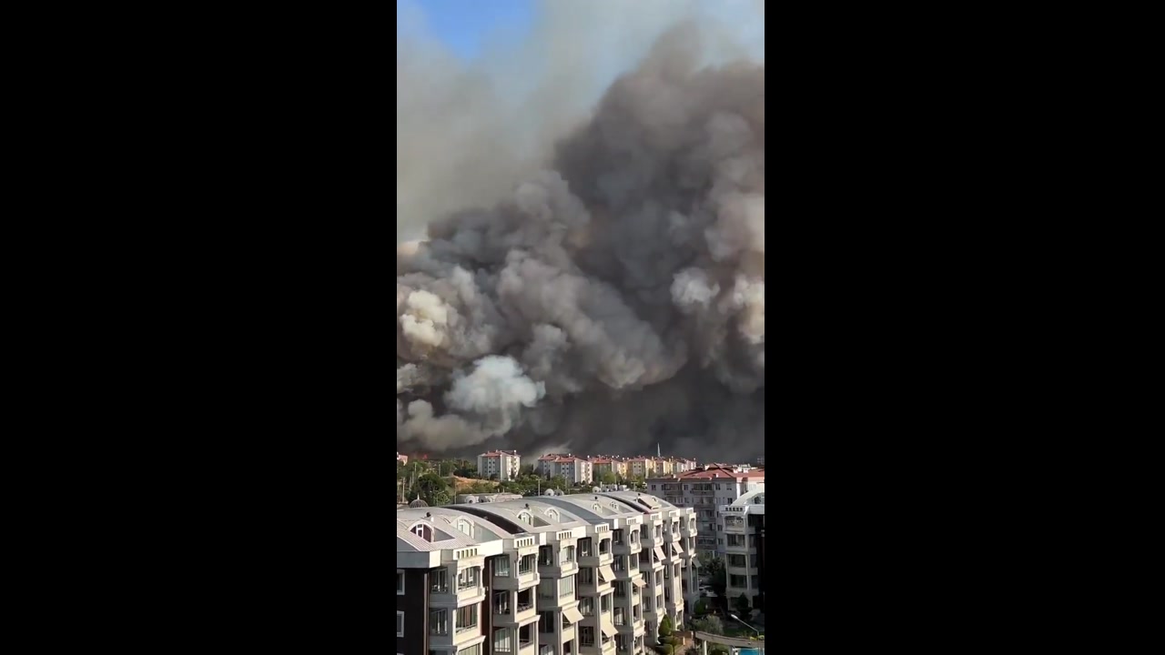 [Video] Çanakkale Wildfire Forces Evacuations as Flames Approach Homes Amid Strong Winds