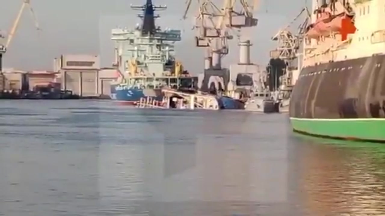 [Video] Russian Navy Tugboat 'Kapitan Ushakov' Sinks at St. Petersburg Shipyard During Construction