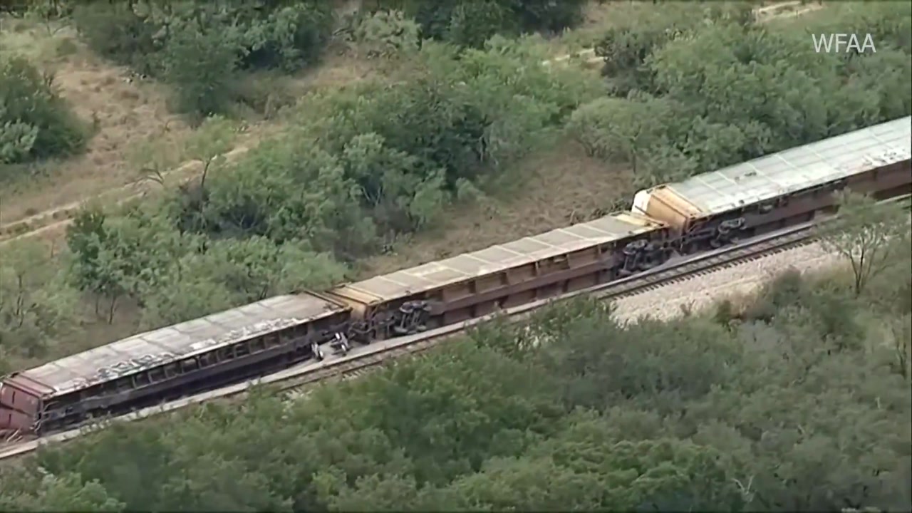 [Video] 35 Railroad Cars Derail in Texas, Authorities Confirm No Hazardous Leaks