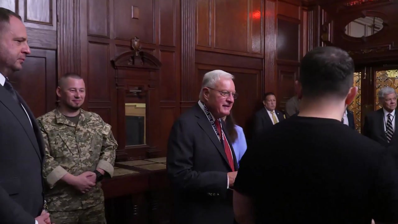 [Video] Zelensky Defies Dress Code at White House Meeting with Trump, Sparking Controversy