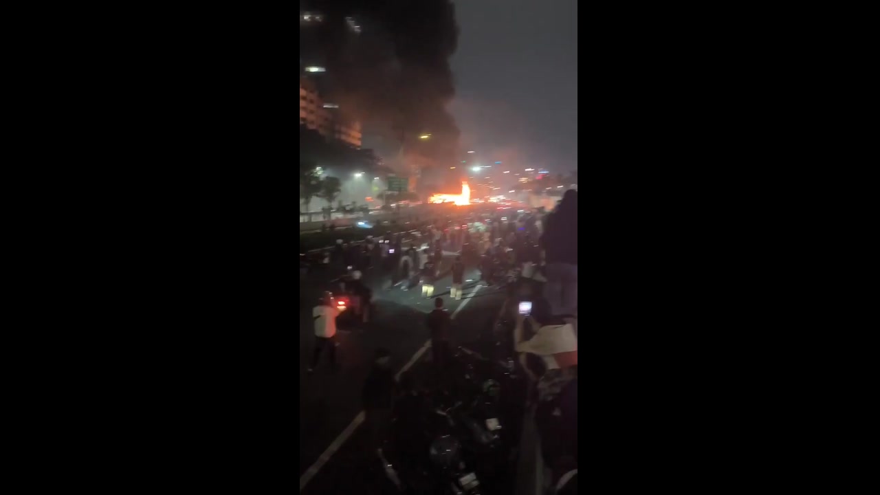 [Video] Massive Fire Erupts Near Indonesia's Parliament Amid Violent Protests