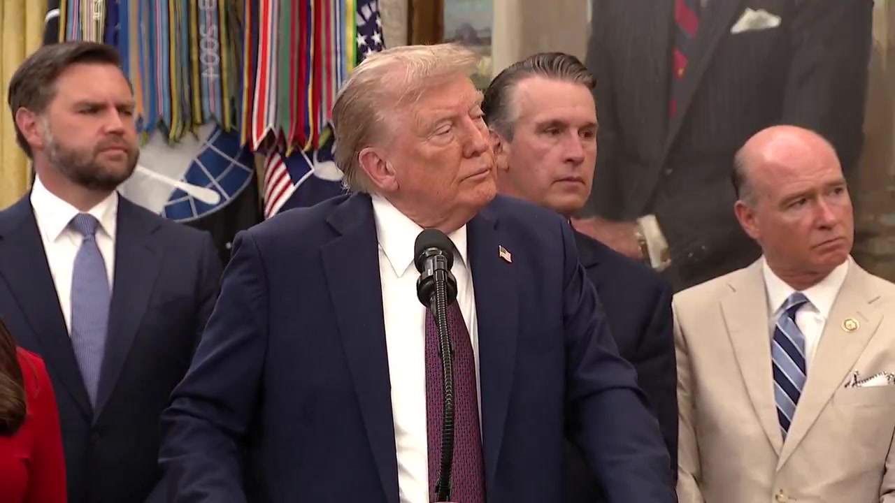 [Video] Trump Claims AI-Generated Video of Bag Toss From White House