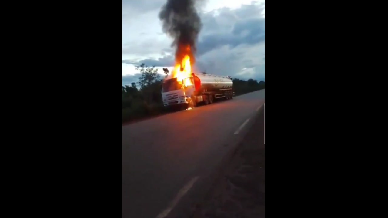 [Video] Al-Qaeda-Linked JNIM Sets Fuel Tankers Ablaze, Disrupts Mali Supply Lines