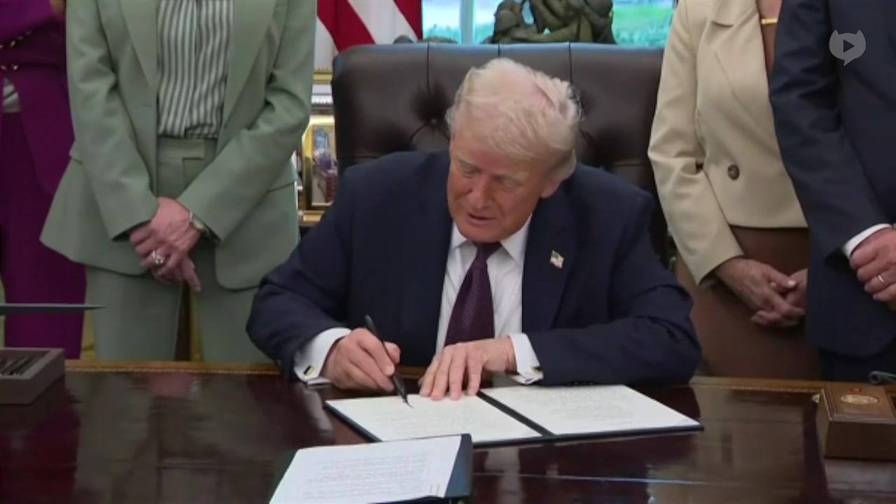 [Video] Trump signs memorandum deploying National Guard and ICE to Memphis
